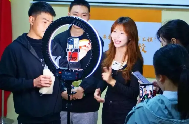 普通人直播创业课程:提升沟通逻辑与直播间留人技巧