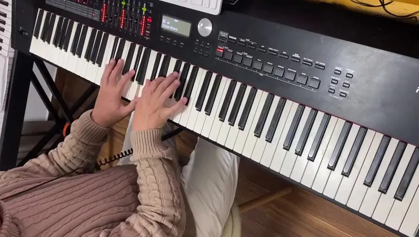 《流行钢琴速成100首：经典曲目实战教程》（附讲解，继伟出品）