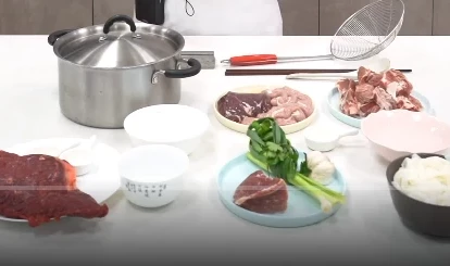 手打Q弹潮汕牛肉丸猪杂汤粉:潮汕特色美食介绍