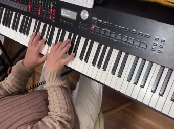 《流行钢琴速成100首：经典曲目实战教程》（附讲解，继伟出品）