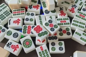 《麻将学技术训练与技巧视频》：听牌、十三张、拆搭与位置战技巧